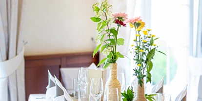 Winterhochzeit - Preisniveau: €€ - Deutsch-Brodersdorf - Die stylisch, modern gedeckte Hochzeitstafel im Restaurant Birkenhof in Gols. - Birkenhof Restaurant & Landhotel ****