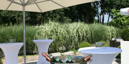 Winterhochzeit - Perfekte Jahreszeit: Sommer-Hochzeit - Fertörákos - Aperitif im Garten des Birkenhof in Gols. - Birkenhof Restaurant & Landhotel ****