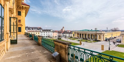 Winterhochzeit - Kirche - Mödling - Die an den Spiegelsaal anschließende Terrasse mit herrlichem Fernblick - Schloss Esterházy