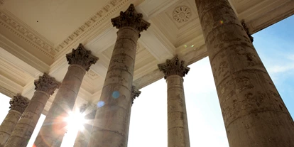 Winterhochzeit - Geeignet für: Hochzeit - Stotzing - Imposante Säulen am Portikus - Schloss Esterházy
