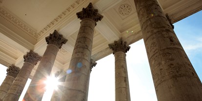 Winterhochzeit - Kirche - PLZ 2433 (Österreich) - Imposante Säulen am Portikus - Schloss Esterházy