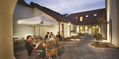 Winterhochzeit - Preisniveau: €€ - Bad Radkersburg - Der gemütliche Innenhof lädt zu einem genüsslichen Kaffee oder Sekt ein - der perfekte Ort für einen Empfang.  - Hotel Sporer**** (der Parktherme)
