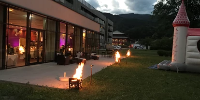 Winterhochzeit - Umgebung: am Land - Göß (Leoben) - Abendstimmung auf der Terrasse des Asis SPA Leoben. - Falkensteiner Hotel & Asia SPA Leoben