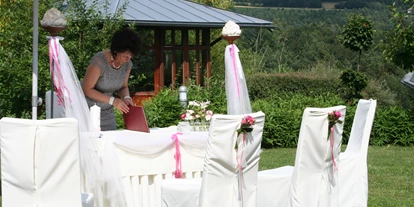 Winterhochzeit - Perfekte Jahreszeit: Sommer-Hochzeit - Siget in der Wart / Örisziget - Standesamtliche Trauung am Pöllauberg in Retters Garten - Retter Bio-Natur-Resort****