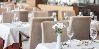 Winterhochzeit - Art der Location: Restaurant - Kärnten - Eine schlicht-modern gedeckte Hochzeitstafel. - Falkensteiner Hotel & SPA Carinzia****