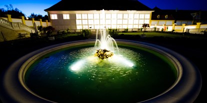 Winterhochzeit - Art der Location: Schloss - Weinviertel - Herrliche Beleuchtung der Gartenanlage im Schloss Hof in Niederösterreich.
Foto © greenlemon.at - Schloss Hof