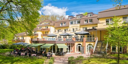 Winterhochzeit - Preisniveau: €€ - Mecklenburgische Schweiz - Außenansicht mit Kurhausgarten - Kurhaus am Inselsee