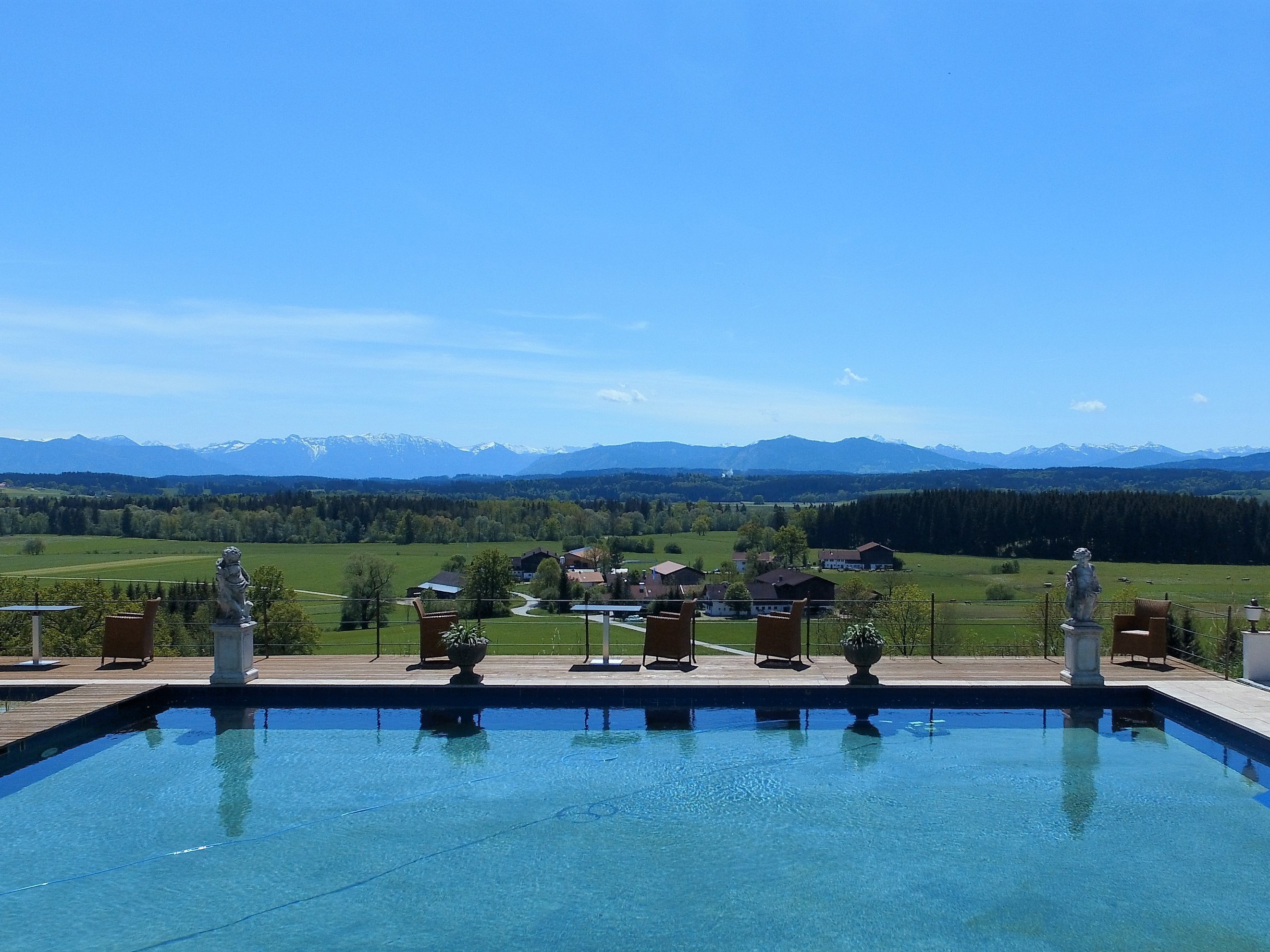 Hochzeitslocation - Pool und Ausblick - CP Location - Gut Ammerhof
