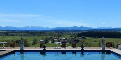 Winterhochzeit - Perfekte Jahreszeit: Sommer-Hochzeit - Saulgrub - Pool und Ausblick - CP Location - Gut Ammerhof