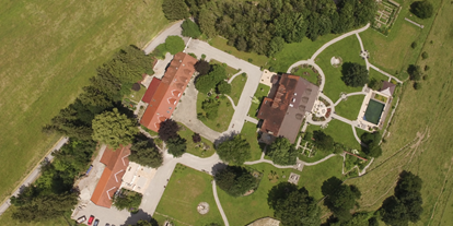 Winterhochzeit - Art der Location: Villa - Bernried (Landkreis Weilheim-Schongau) - Luftbild über dem Berghof - CP Location - Gut Ammerhof