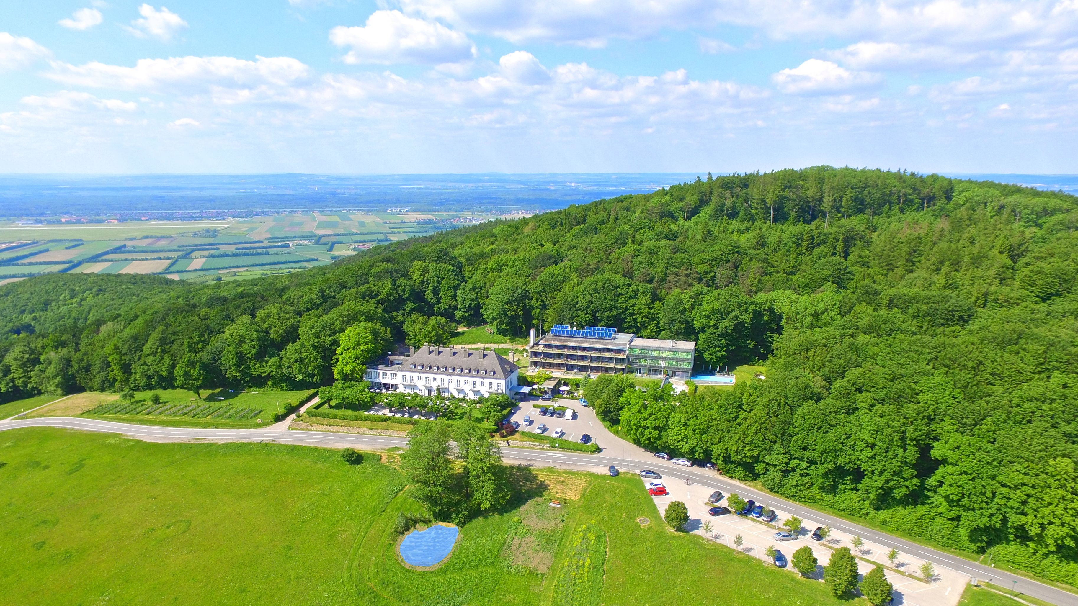 Hochzeitslocation - Gesamtansicht Hotel-Restaurant - Berghotel Tulbingerkobel