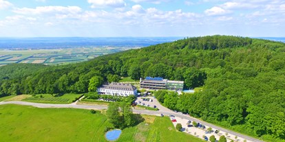 Winterhochzeit - Preisniveau: €€ - Höbersdorf - Gesamtansicht Hotel-Restaurant - Berghotel Tulbingerkobel