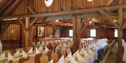 Winterhochzeit - Wippenham - Der Stadl des Schloss Stauff bietet ausreichend Platz für große Hochzeitsgesellschaften. - Schloss Stauff