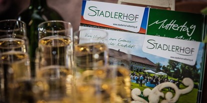 Winterhochzeit - Candybar: Sweettable - Haslach an der Mühl - Prost - auf das glückliche Brautpaar. - Stadlerhof Wilhering