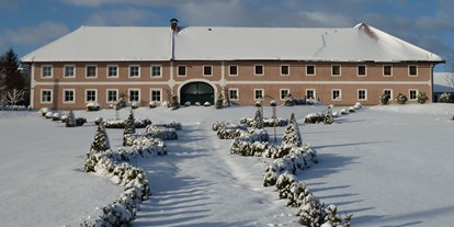 Winterhochzeit - Pöschlberg - Der verschneite Stadlerhof Wilhering für eure Winterhochzeit. - Stadlerhof Wilhering