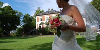 Winterhochzeit - Garten - Kröpelin - Braut vor dem Gutshaus Groß Siemen - Gut Gross Siemen