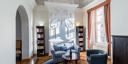 Winterhochzeit - Preisniveau: €€ - Mecklenburg-Vorpommern - Kleine Lobby auch für das Buffet - Hotel Schloss Neustadt-Glewe