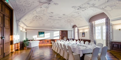 Winterhochzeit - Art der Location: Restaurant - Göhlen - Caesarensaal mit großer Festtafel - Hotel Schloss Neustadt-Glewe