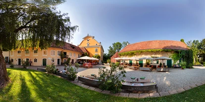 Winterhochzeit - Umgebung: in Weingärten - Osterwitz - Schlosshof bei Tag - Schloss Gamlitz