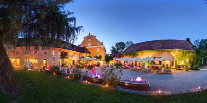 Winterhochzeit - Preisniveau: €€€ - Gamlitz - Wunderschöner Schlosshof bei Dämmerung - Schloss Gamlitz