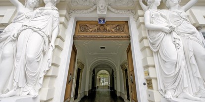 Winterhochzeit - Art der Location: Schloss - Berndorf (Berndorf) - Eingang zum Palais Pallavicini gegenüber der Nationalbibliothek. - Palais Pallavicini