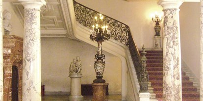 Winterhochzeit - Preisniveau: €€€€ - Gumpoldskirchen - Ein Blick auf das Stiegenhaus des Palais Pallavicini. - Palais Pallavicini