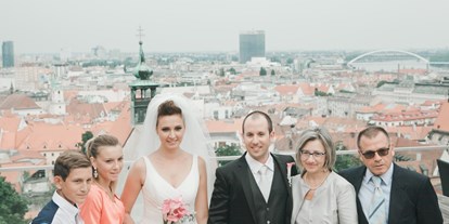 Winterhochzeit - Pframa - Heiraten in Bratislava. Die Hochzeitsgesellschaft vorm wunderschönen Panoramablick auf Bratislava.
Foto © stillandmotionpictures.com - REŠTAURÁCIA HRAD