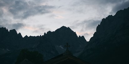 Winterhochzeit - Art der Location: Hotel - Schattseite (Going am Wilden Kaiser) - Traumhafter Blick auf die Berge rund um den Stanglwirt in Tirol.
Foto © formafoto.net - Bio-Hotel Stanglwirt