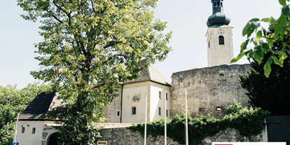 Winterhochzeit - Umgebung: in den Bergen - Höll (Aspangberg-St. Peter) - Das Schloss Gloggnitz im Sommer. - Schloss Gloggnitz