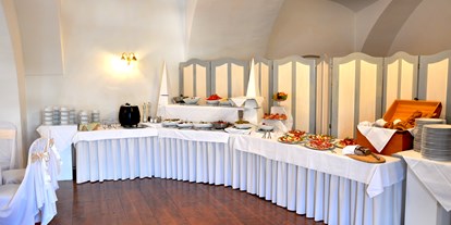 Winterhochzeit - Art der Location: Restaurant - Neudörfl (Neudörfl) - Buffet im großen Saal - Schloss Gloggnitz