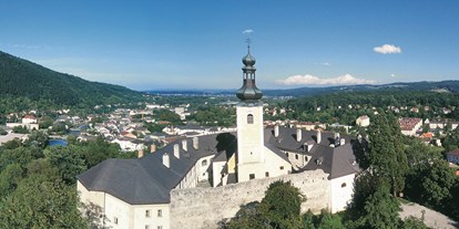 Winterhochzeit - Art der Location: Burg - Niederösterreich - Das Schloss Gloggnitz im Sommer. - Schloss Gloggnitz