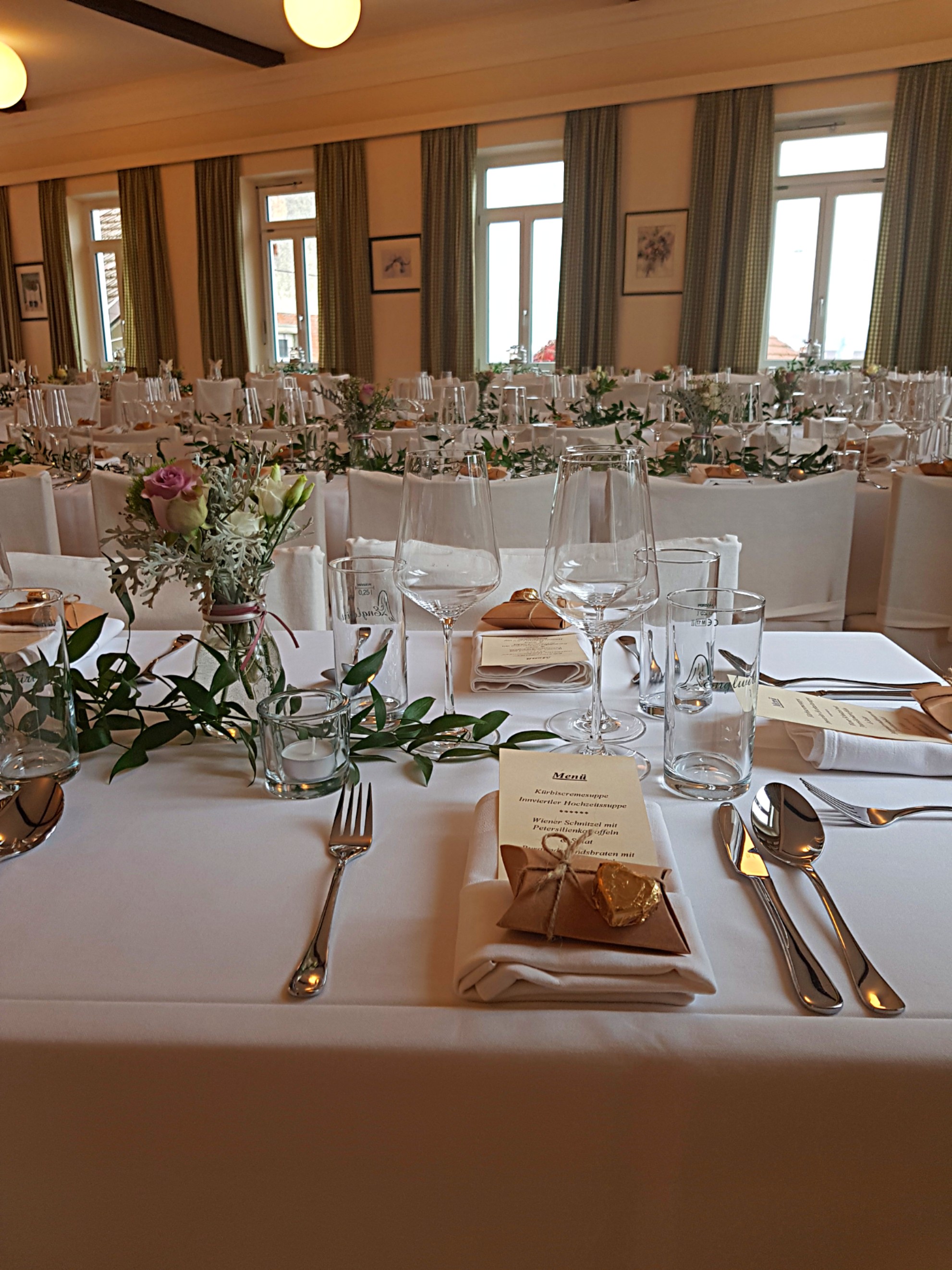 Hochzeitslocation - Gedeckter Saal - Deko vom Brautpaar - Gasthof Englwirt 
