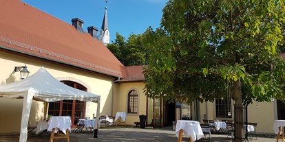 Winterhochzeit - Preisniveau: €€ - Sachsen - Scheunenhof - Außenterrasse Schloss Burgk  - Schloss Burgk Freital