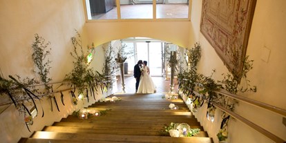 Winterhochzeit - Perfekte Jahreszeit: Frühlings-Hochzeit - Faak am See - Brautpaar kommt in den Festsaal  - Schloss Maria Loretto