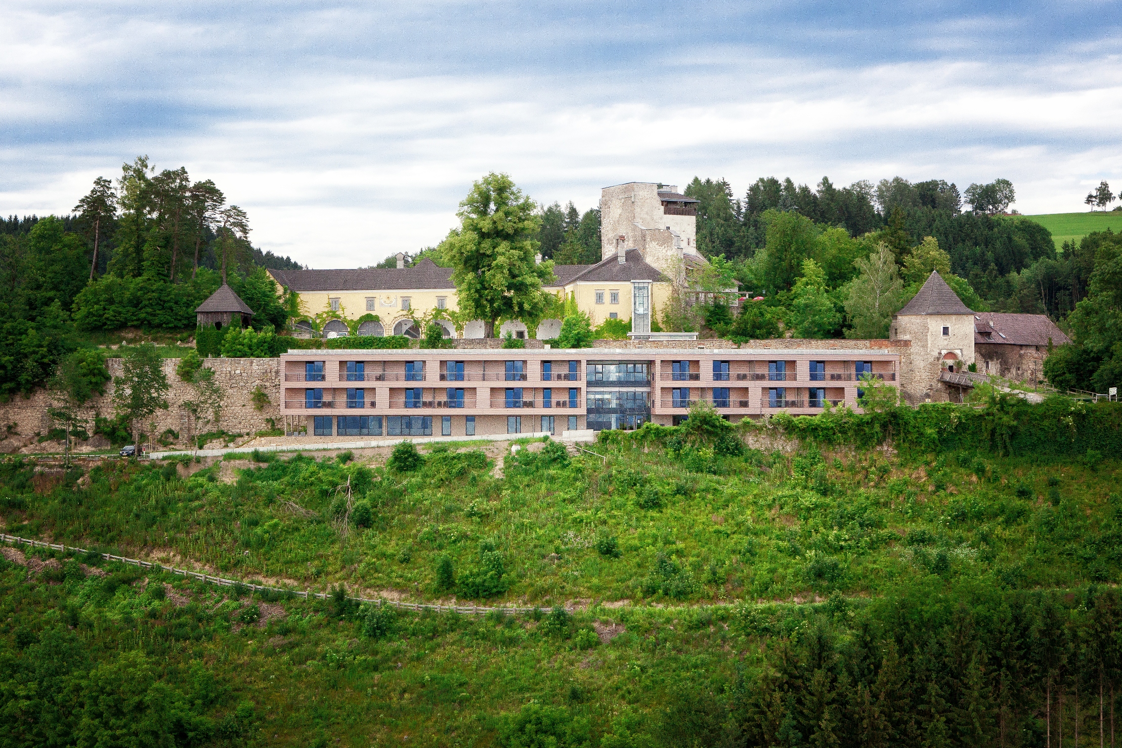 Hochzeitslocation - Hotel "Schatz.Kammer" vor den imposanten Mauern der Burg Kreuzen - Burg Kreuzen