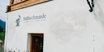 Winterhochzeit - Art der Location: Eventlocation - Finkenstein - Feiern Sie Ihre Hochzeit in der Stiftsschmiede am Ossiacher See in Kärnten.
Foto © henrywelischweddings.com - Stiftsschmiede Ossiacher See