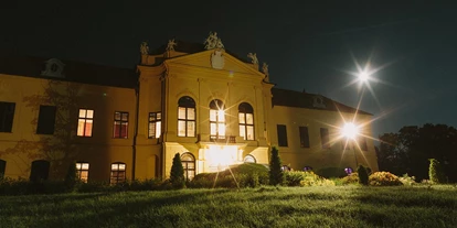 Winterhochzeit - Festzelt - Loretto - Das Schloss Eckartsau bei Nacht.
Foto © thomassteibl.com - Schloss Eckartsau