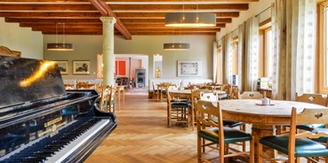 Winterhochzeit - Oberbayern - Unser gemütliches Restaurant mit einem Konzertflügel, es darf musiziert werden! - Das SeinZ, veganes/vegetarisches BioHotel