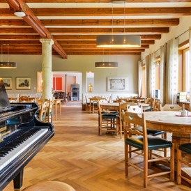 Hochzeitslocation: Unser gemütliches Restaurant mit einem Konzertflügel, es darf musiziert werden! - Das SeinZ, veganes/vegetarisches BioHotel