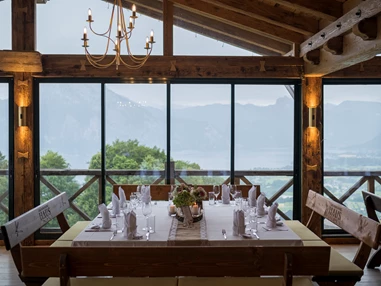 Hochzeitslocation: Hochzeit feiern im Wintergarten des Gmundnerberghauses - ein unvergessliches Erlebnis....
Die unglaubliche Aussicht auf den Traunsee, der unter dem Gmundnerberg ausgebreitet liegt, und Aug in Aug mit der Bergkette gegenüber - dominiert vom Traunstein, dem Wächter des Salzkammergutes. - Gmundnerberghaus