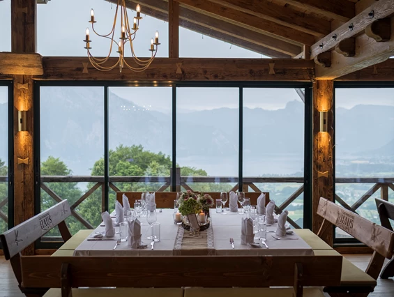 Hochzeitslocation: Hochzeit feiern im Wintergarten des Gmundnerberghauses - ein unvergessliches Erlebnis....
Die unglaubliche Aussicht auf den Traunsee, der unter dem Gmundnerberg ausgebreitet liegt, und Aug in Aug mit der Bergkette gegenüber - dominiert vom Traunstein, dem Wächter des Salzkammergutes. - Gmundnerberghaus