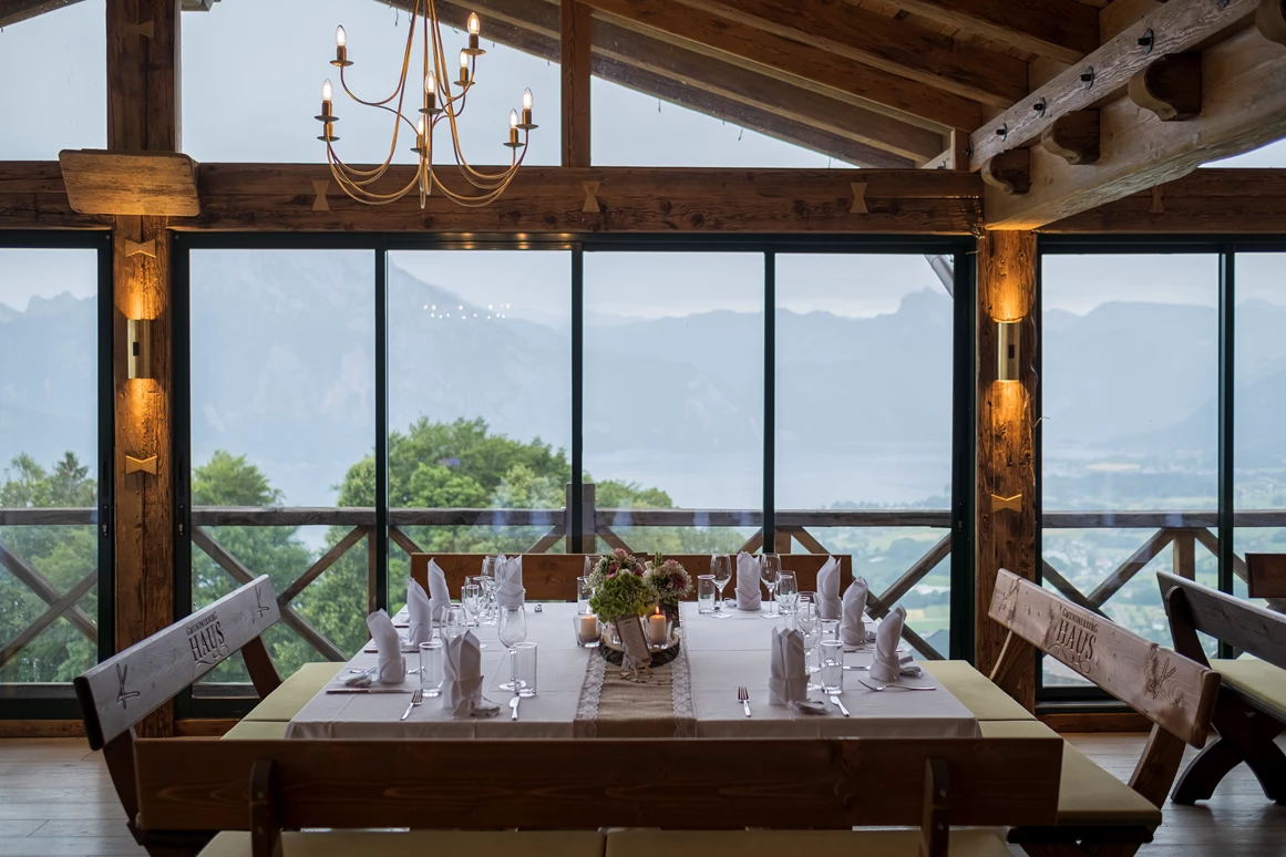 Hochzeitslocation: Hochzeit feiern im Wintergarten des Gmundnerberghauses - ein unvergessliches Erlebnis....
Die unglaubliche Aussicht auf den Traunsee, der unter dem Gmundnerberg ausgebreitet liegt, und Aug in Aug mit der Bergkette gegenüber - dominiert vom Traunstein, dem Wächter des Salzkammergutes. - Gmundnerberghaus
