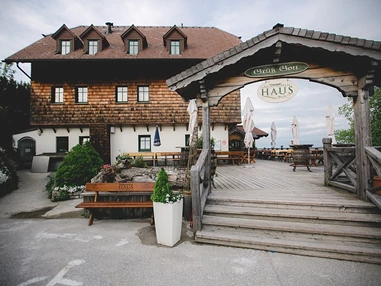 Hochzeitslocation: Ein herzliches 'Grüß Gott' empfängt die Gäste schon beim Aufgang zur Terrasse des Gmundnerberghauses. - Gmundnerberghaus