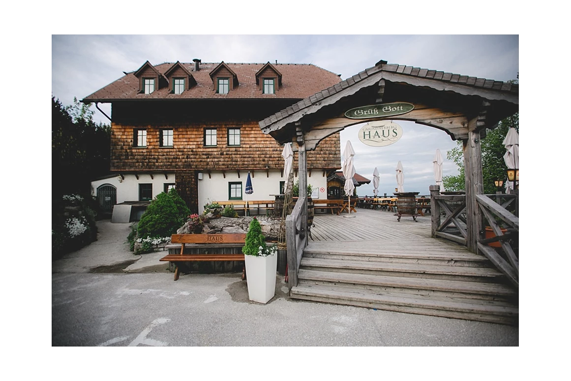 Hochzeitslocation: Ein herzliches 'Grüß Gott' empfängt die Gäste schon beim Aufgang zur Terrasse des Gmundnerberghauses. - Gmundnerberghaus