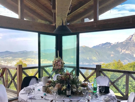 Hochzeitslocation: Der runde "Brauttisch" für das glückliche Brautpaar und ihre Liebsten...
Hier sieht man, dass die Fensterelemente beinahe zur Gänze geöffnet werden können. - Gmundnerberghaus