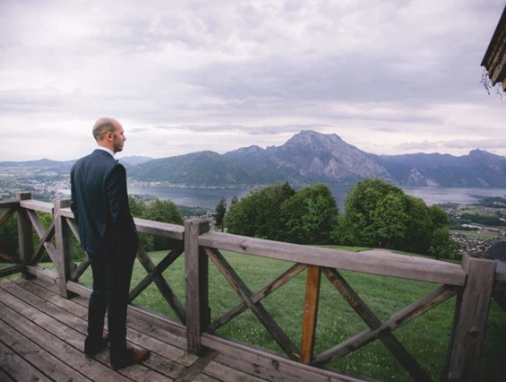 Hochzeitslocation: und nocheinmal... der Blick vom Wintergarten auf die Panorama-Terrasse... und die Landschaft mit Traunstein und Traunsee - Gmundnerberghaus