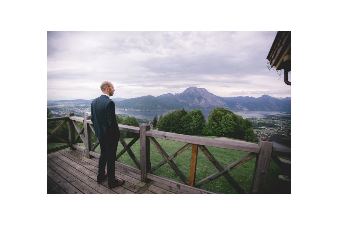 Hochzeitslocation: und nocheinmal... der Blick vom Wintergarten auf die Panorama-Terrasse... und die Landschaft mit Traunstein und Traunsee - Gmundnerberghaus