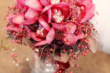 Hochzeitslocation: Individueller Blumenschmuck unserer Floristikerin des Vertrauens | Foto © Harald Eisenberger - Holiday Inn Villach