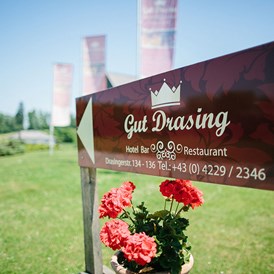 Hochzeitslocation: Heiraten auf Gut Drasing in Krumpendorf am Wörthersee, Kärnten.
Foto © henrywelischweddings.com - Gut Drasing