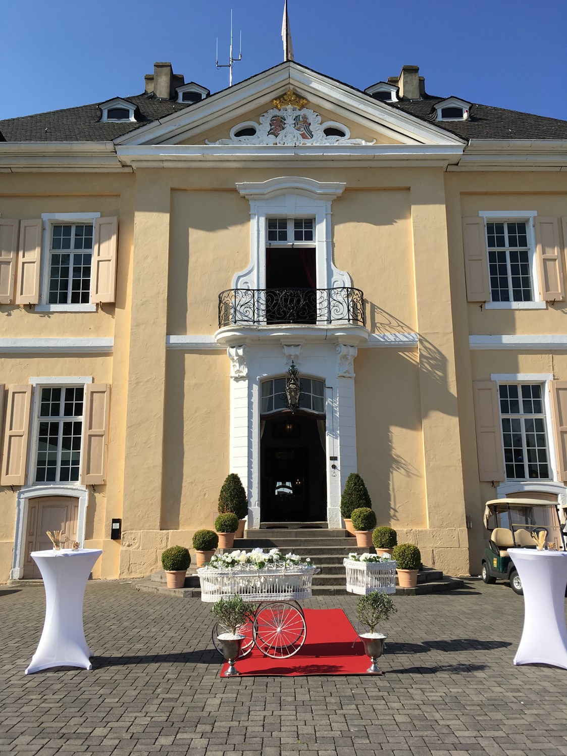 Hochzeitslocation: Schlossvorhof - weiße Tauben - Golf-Club Schloss Miel